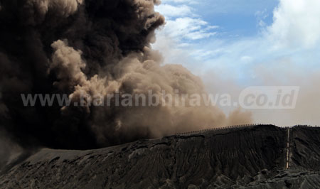Kondisi Gunung Bromo dari puncak kawah mengeluarkan asap hingga ketinggian 1.000 meter. Meski aktivitas vulkanik Gunung Bromo mengalami peningkatan, namun tetap pada level II atau waspada.