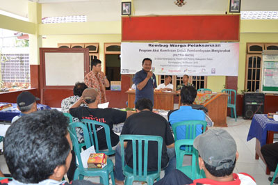 Proses rembuk warga antar EMCL, kelompok rukun nelayan dan Pemerintah Desa (Pemdes) Karangagung, Palang, Tuban menentukan Program Aksi Kemitraan Untuk Pemberdayaan Masyarakat (PATRA DAYA).