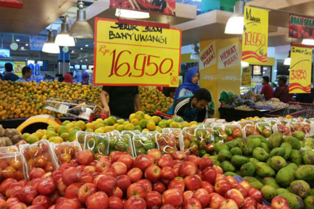 Jeruk Banyuwangi bersanding dengan buah impor di salah satu supermarket.