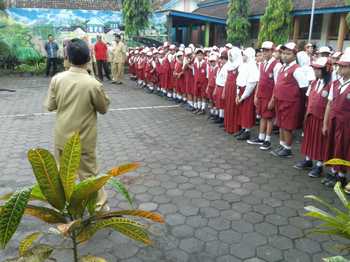Siswa SDN 01 Krebet, Kec Bululawang, Kab Malang saat mengikuti upacara di hari pertama masuk sekolah. (cahyono/Bhirawa)