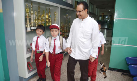 Gus Ipul saat mengantarkan anak bungsunya, Muhammad Farellino Ramadhan, di SD Al Hikmah Surabaya di hari pertama sekolah.
