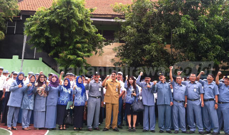 Kepala Dindik Jatim Dr Saiful Rachman melakukan inspeksi usai upacara pembukaan Layanan Orientasi Sekolah (LOS) di SMAN 9 Surabaya, Senin (18/7) kemarin.  [gegeh bagus setiadi]