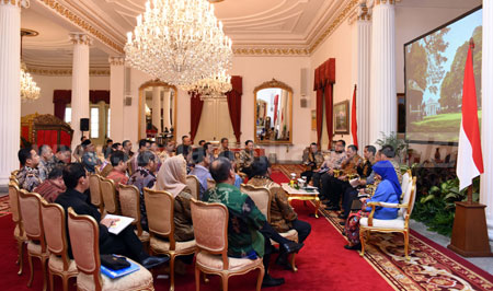 Gubernur Jatim Dr H Soekarwo bersama Gubernur Daerah Istimewa Jogjakarta, DKI Jakarta, Sulawesi Selatan dan Jawa Barat mendengarkan arahan Presiden Jokowi di Istana Negara Jakarta, Senin (18/7).