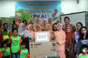 DWP Setdaprov Jatim saat memberikan bantuan ke Yayasan Peduli Kanker Anak Indonesia (YPKI) Surabaya.