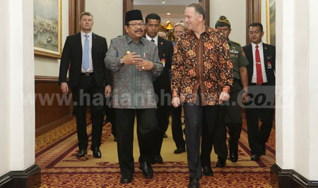 Gubernur Jatim Dr H Soekarwo saat bercengkerama dengan Perdana Menteri Selandia Baru Rt Hon John Key John Key di sela-sela pertemuan bilateral di Gedung Negara Grahadi Surabaya, Selasa (19/7).