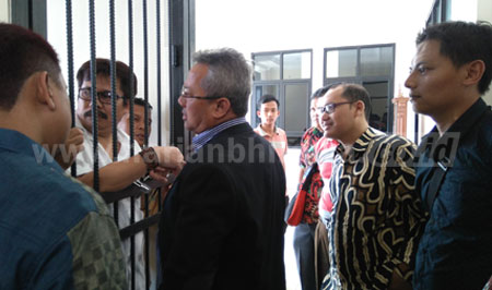 Komisioner KPU RI Arief Budiman saat berbincang dengan dua Komisioner Bawaslu Jatim di ruang tahanan Pengadilan Tipikor Surabaya, Selasa (19/7).  [abednego]