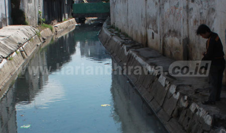 Salah satu saluran irigasi yang sudah dinormalisasi oleh Dinas Pekerjaan Umum Kota Pasuruan sehingga kondisinya bersih, Selasa (19/7). [hilmi husein]