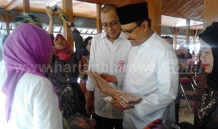 Wagub Jatim Drs H Saifullah Yusuf saat meninjau hasil UMKM Jatim di sela acara halal bihalal pelaku UMKM Jatim di Gedung GNI Bubutan Surabaya, Rabu (20/7).