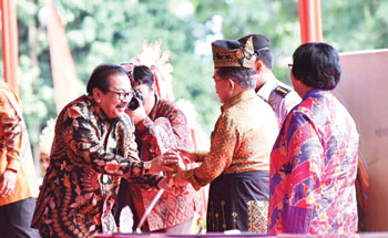 Gubernur Jatim Soekarwo menerima Penghargaan Peringkat Pertama Nirwasita Tantra Award bidang Lingkungan Hidup dari Wapres RI Jusuf Kalla di Kabupaten Siak, Provinsi Riau.
