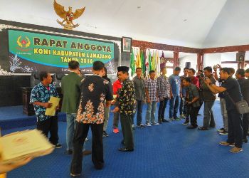 Penyerahan SK Atlet oleh Bupati Lumajang, yang disaksikan oleh Ketua KONI Lumajang dan Ketua KONI propinsi Jawa Timur yang berlangsung di Pendopo Lumajang