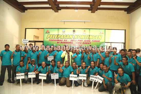 Wagub Jatim Drs H Saifullah Yusuf saat melepas kontingen Porwanas PWI Jatim ke Bandung Jawa Barat, di Graha Wartawan PWI Jatim.