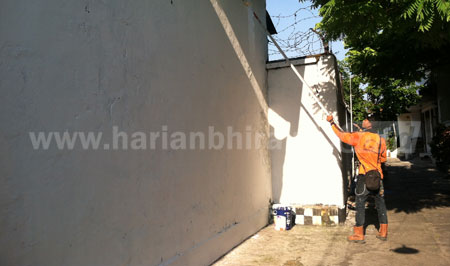 Satgas Dinas Cipta Karya dan Tata Ruang (DCKTR) Kota Surabaya mengecat dinding akses menuju rumah kelahiran Bung Karno di Pandean IV No 40, Minggu (24/7) kemarin.  [gegeh bagus setiadi]