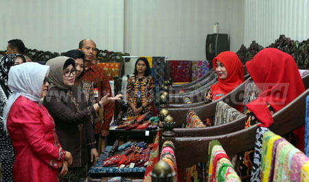Ketua Dekranasda Jatim Dra Hj Nina Soekarwo MSi menunjukkan batik khas Jatim kepada istri Wapres RI Mufida Jusuf Kalla saat meninjau Galeri Batik Jatim milik Dinkop dan UMKM Provinsi Jatim, Senin (25/7).