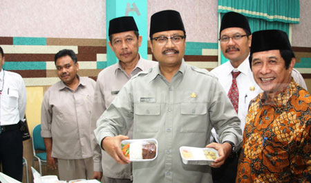 Wakil Gubernur Jatim Drs H Saifullah Yusuf menunjukkan menu makanan dan minuman yang akan diperuntukkan calon jamaah haji yang berangkat ke Tanah Suci. [zainal ibad]