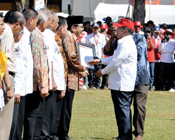 Gubernur Jatim Dr H Soekarwo menerima penghargan dari Wapres RI Jusuf Kalla atas bakti dan dedikasinya dalam mendukung kegiatan kesukarelawanan PMI.