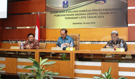 Sekdaprov Jatim, Dr H Akhmad Sukardi MM didampingi Inspektur Provinsi Jatim Nurwiyatno saat Rapat EKPPD di Kantor Inspektorat Provinsi Jatim. [zainal ibad]
