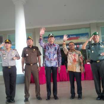 Wali Kota Batu, Eddy Rumpoko (tengah) bersama Forkompimda saat menerima tamu dari Lemhanas.