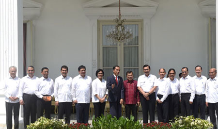 Presiden Jokowi dan Wapres Jusuf Kalla foto bersama dengan sejumlah menteri hasil reshuffle jilid II  Kabinet Kerja di halaman belakang Istana Merdeka Jakarta, Rabu (27/7).