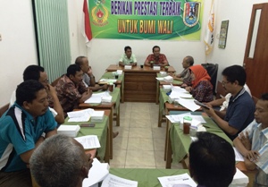 Pengurus Harian (PH) Koni Kabupaten Tuban saat rapat merumuskan standart penilaian dan pembibitan atlet di kantor Koni Tuban. (Khoirul Huda/bhirawa)