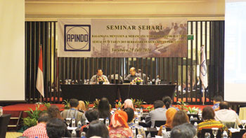 Kepala Dinas Tenaga kerja Transmigrasi dan Kependudukan (Disnakertransduk) Jatim, Dr H Sukardo (kiri) memaparkan soal PP78 Tahun 2015 di hadapan pengusaha (Apindo).