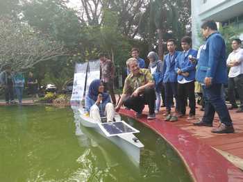 Rektor ITS Joni Hermana saat menyaksikan peluncuran solar boat Batharakala yang akan diikutkan dalam ajang Yanagawa Solar Boat Festival 2016 di Jepang. [ adit hananta utama/bhirawa]