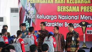 Presiden Joko Widodo menyematkan atribut kepada peserta Program Siswa Mengenal Nusantara didampingi Direktur Utama PT Semen Indonesia, Rizkan Chandra (Paling kanan) di Kupang, Sabtu (30/7).
