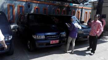 Petugas PKNL memeriksa  kondisi mobil dinas di parkiran Pemkot Mojokerto, Kamis (28/7) kemarin. [kariyadi/bhirawa] 