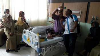 Kabag Humas Suyono saat terbaring di rumah sakit [kerin ikanto/bhirawa]