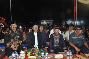 Wakil Bupati Gresik, Drs Moh Qosim saat menghadiri acara sedekah bumi yang digelar warga Karangwungu. [kerin ikanto/bhirawa]