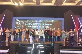 Para pelanggan Semen Gresik area DKI Jakarta dan Banten Penerima penghargaan best customer bersama Direktur Komersial PT Semen Gresik Mukhamad Saifudin.