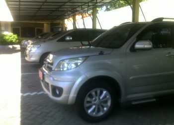 Sejumlah mobil dinas pejabat di lingkungan Setda Pemkab Sidoarjo, ngandang di parkiran mobil di Setda, tidak dipakai pemiliknya saat libur Lebaran. [ali kusyanto/bhirawa]