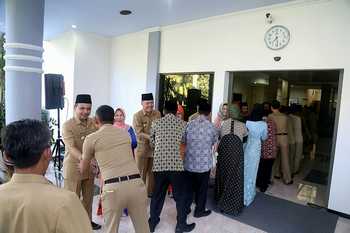 Bupati Lumajang, Drs As'at Malik bersalaman dengan seluruh jajaran dalam Halalbihalal di hari pertama masuk setelah libur lebaran.