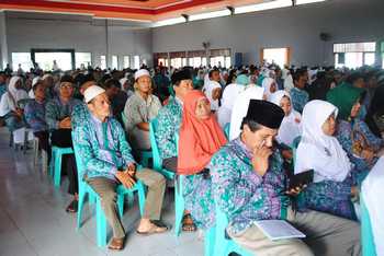Sebanyak 653 calon jamaah haji sedang mengikuti manasik massal di gedung serbaguna Bojonegoro. (Achmad Basir/bhirawa)