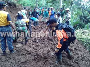 TRC dari BPBD Lumajang, bersama Relawan ,masyarakat, TNI dan Polri bahu-membahu membersihkan jalan akibat tertimbun tanah longsor.