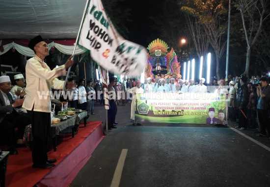 Bupati Sampang KH A. Fannan Hasib melepas 29 peserta pawai takbir keliling.