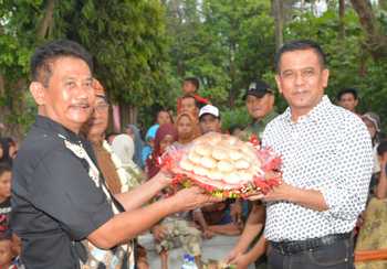 Pembukaan acara nyadran Desa Kurungrejo Kecamatan Prambon ditandai dengan penyerahan sesaji kepada Bupati Nganjuk Drs H Taufiqurrahman oleh sesepuh desa.(ristika/bhirawa)