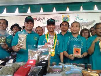 Festival Koipi Nusantara yang dipusatkan di Bondowoso yang dibuka secara resmi oleh Bupati Amin Said Husni dihadiri Sulat Demak. (Foto Samsul Tahar/Bhirawa)