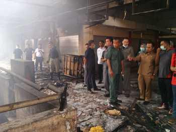 Anggota DPRD Kota Blitar saat melakukan penijauan lokasi Pasar Legi Kota Blitar yang mengalami kebakaran pada Selasa sore (12/7) kemarin. [Hartono/Bhirawa]