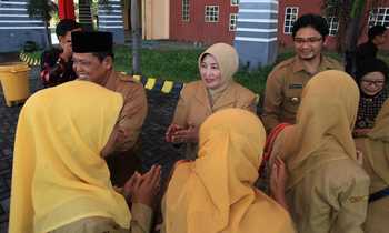 Wali Kota Pasuruan, H Setiyono bersama istri dan Wawali bersama istri saat berhalal bialal di hari pertama masuk kerja di GOR Untung Suropati, Kota Pasuruan, Senin (11/7).