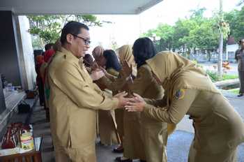 Bupati Syahri Mulyo saling bersalaman dengan PNS di acara halal bihalal di Kantor Bupati Tulungagung, Senin (11/7).