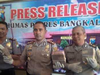 Press Realess Operas Tangkap Tangan terhadap Penyuap Dana Desa di Kecamatan Tanjung Bumi, Bangkalan.