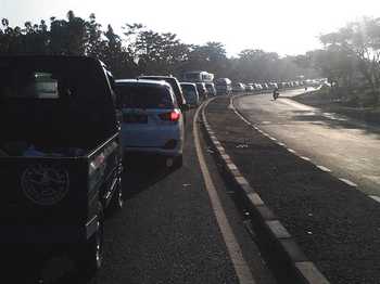 Kondisi lalu lintas saat arus balik lebaran di wilayah Kecamatan Wilangan Kabupaten Nganjuk menuju Kabupaten Madiun, macet dan antrian panjang kendaraan.(ristika/bhirawa) 