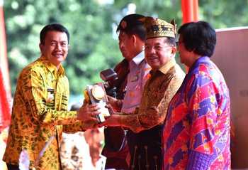 Bupati Nyono Suharli Wihandoko saat menerima penghargaan dari Wakil Presiden RI Jusuf Kalla di Lapangan Istana Siak, Kabupaten Siak, Provinsi Riau, Jumat (22/7).