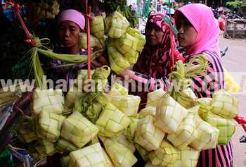 Pedagang kulit janur dan ketupat jadi saat berjualan di pasar besar Kota Pasuruan, Selasa (12/7). Banyaknya pembeli untuk hidangan lebaran Idulfitri membuat pedagang janur memperoleh keuntungan lumayan dibandingkan dengan tahun sebelumnya.