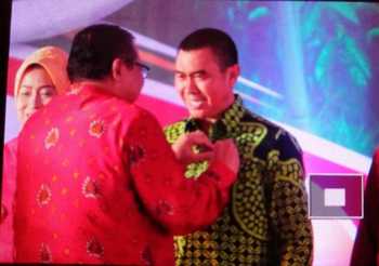 Wali Kota Malang HM. Anton saat menerima penghargaan dari Menkop RI AAG Puspayoga