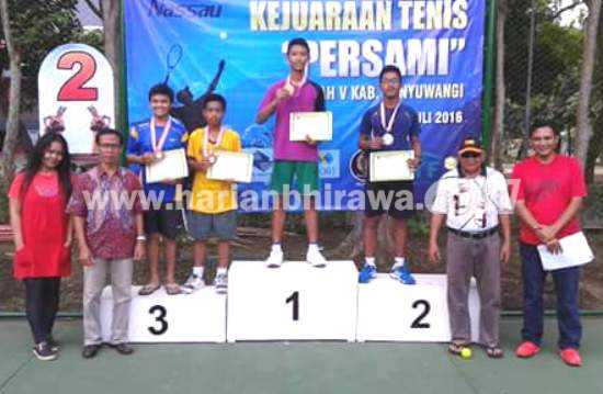 M. Al Furqan saat menerima medali juara 1 dalam kejuaraan tenis lapangan Persami di Banyuwangi baru-baru ini. [sawawi/bhirawa]