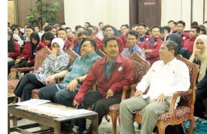  Iwan Sabatini (2 dari kanan) saat turut mengikuti Kuliah Umum STIAMAK bersama Dirut PT TPS dan Direktur SDM Umum PT Pelindo III, serta ratusan mahasiswa STIAMAK.