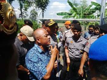 Akbar Pradima, Field Andim Superintendent JOB PPEJ saat menanggapi aksi  demo warga Desa Rahayu, Kecamatan Soko, Tuban, Kamis (21/7). (Khoirul Huda/bhirawa])