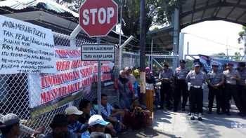 warga masyarakat yang tergabung dalam Gerakan Rahayu Kompensasi Bayar (Gerah Kobar), Kecamatan Soko, Kabupaten Tuban saat melakukan aksi didepan pintu masuk JOB PPEJ. (Khoirul Huda/bhirawa])