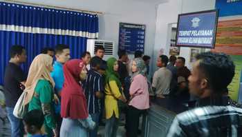 Masyarakat pemohon SIM saat antri di ruang Satuan Penyelenggara Administrasi SIM (Satpas) Polres Tuban. (Khoirul Huda/bhirawa)